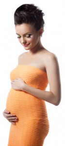 Zwangere vrouw in oranje jurkje