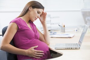 Werkende zwangere vrouw